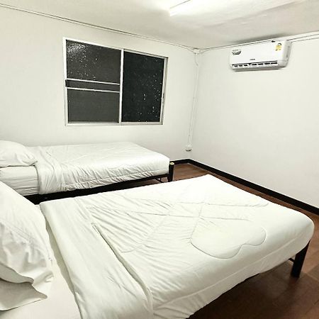 Adora Hostel Chiang Mai Exteriör bild