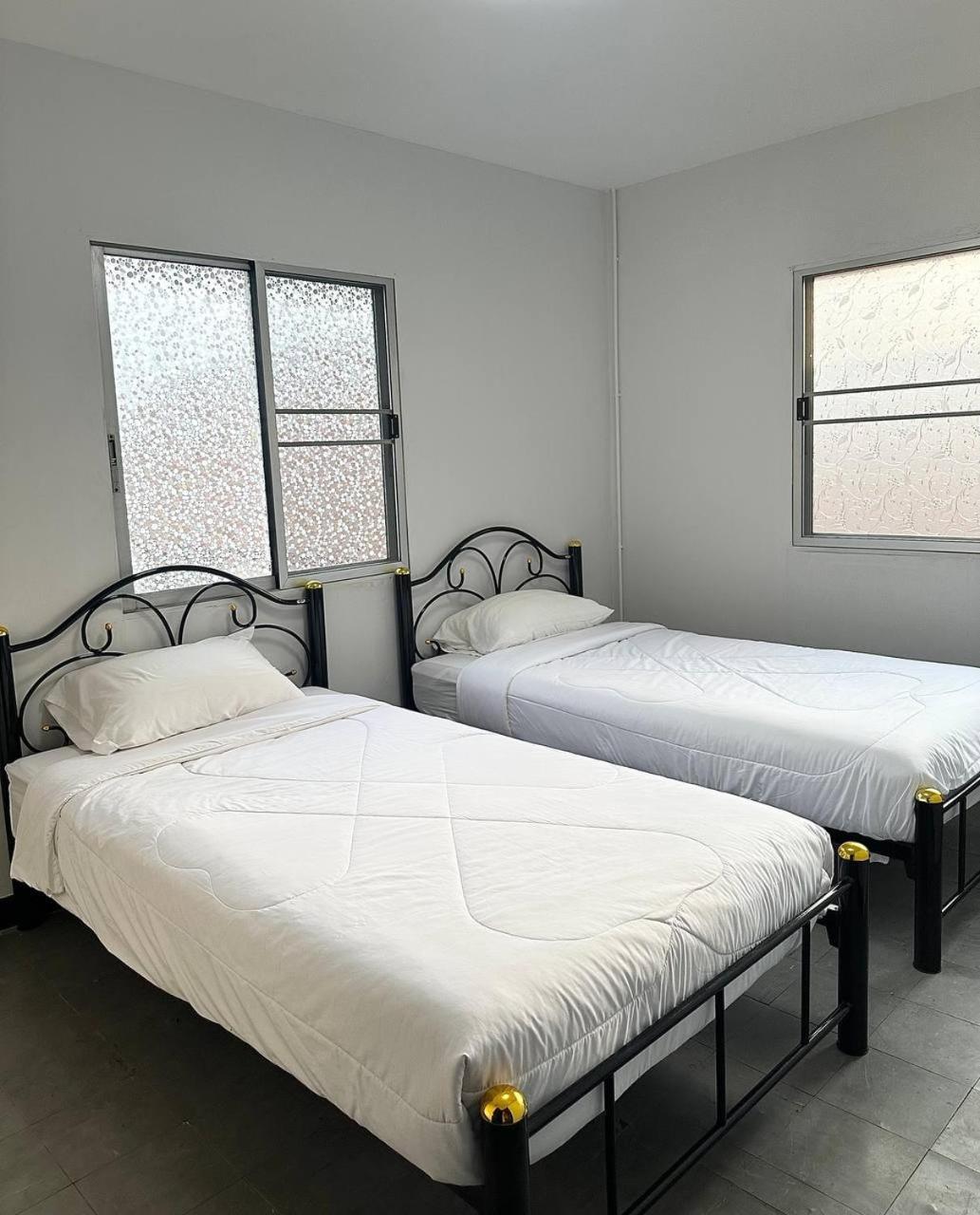 Adora Hostel Chiang Mai Exteriör bild